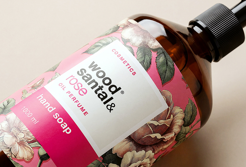 Dizajn obalu s kvetinovou ilustráciou pre tekuté mydlá